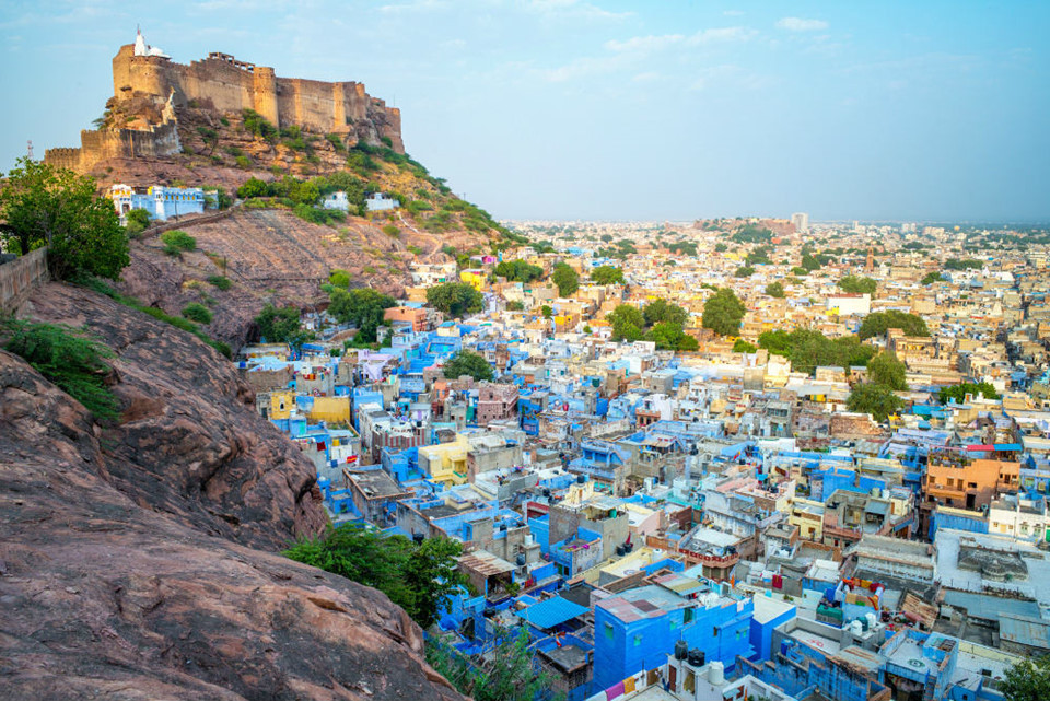 Jodhpur, thành phố màu xanh: Không khó hiểu vì sao Jodhpur lại được đặt tên là “thành phố màu xanh”. Nhiều ngôi nhà sơn màu xanh là dấu hiệu của tôn giáo Balamon. Dần dần mọi người trong thành phố đều làm theo như một trào lưu tạo nên một khung cảnh ấn tượng và đem đến sức sống cho Jodhpur - thành phố trên sa mạc.