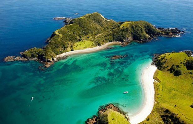 Vịnh của các hòn đảo (New Zealand): Vịnh của các hòn đảo là một nơi thăm quan phổ biến của New Zealand. Nó chứa 144 hòn đảo, phần lớn đều cô lập, nằm giữa những bãi biển tuyệt đẹp. Có rất nhiều sinh vật sống ở vùng vịnh như chim cánh cụt, cá heo, cá voi và cá kiếm. Đây cũng là nơi câu cá yêu thích nên thường diễn ra các cuộc thi câu cá quốc tế.