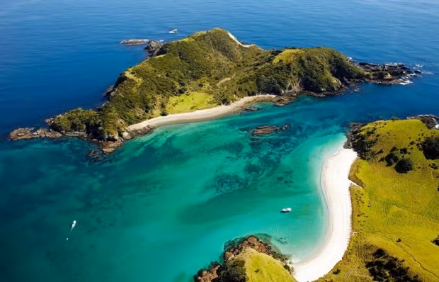 Vịnh của các hòn đảo (New Zealand): Vịnh của các hòn đảo là một nơi thăm quan phổ biến của New Zealand. Nó chứa 144 hòn đảo, phần lớn đều cô lập, nằm giữa những bãi biển tuyệt đẹp. Có rất nhiều sinh vật sống ở vùng vịnh như chim cánh cụt, cá heo, cá voi và cá kiếm. Đây cũng là nơi câu cá yêu thích nên thường diễn ra các cuộc thi câu cá quốc tế.