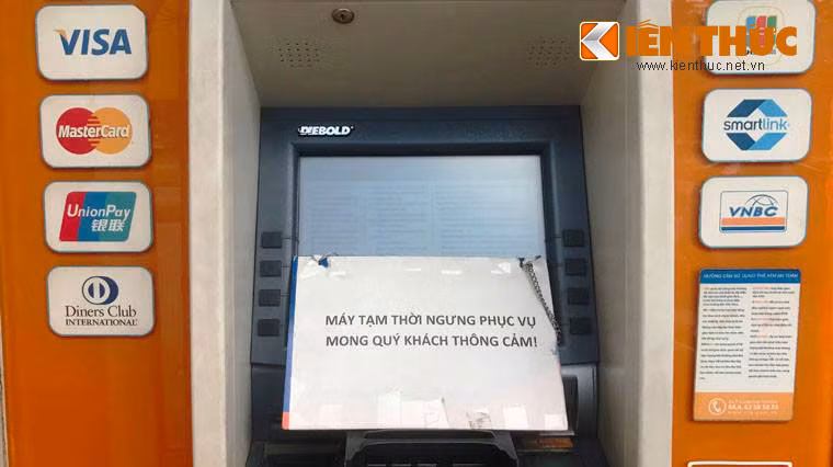 Nhan vien ngan hang VIB can tro PV chup anh may ATM “liet”