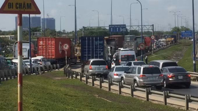 Đường dẫn nút giao lên cao tốc HLD ở phường An Phú, quận 2, nơi xảy ra nghi án dàn cảnh trộm 2,3 tỷ đồng.