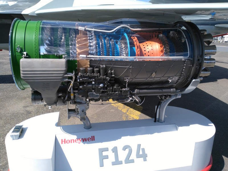 Máy bay được trang bị động cơ F-124-GA có lực đẩy 28,2kN.