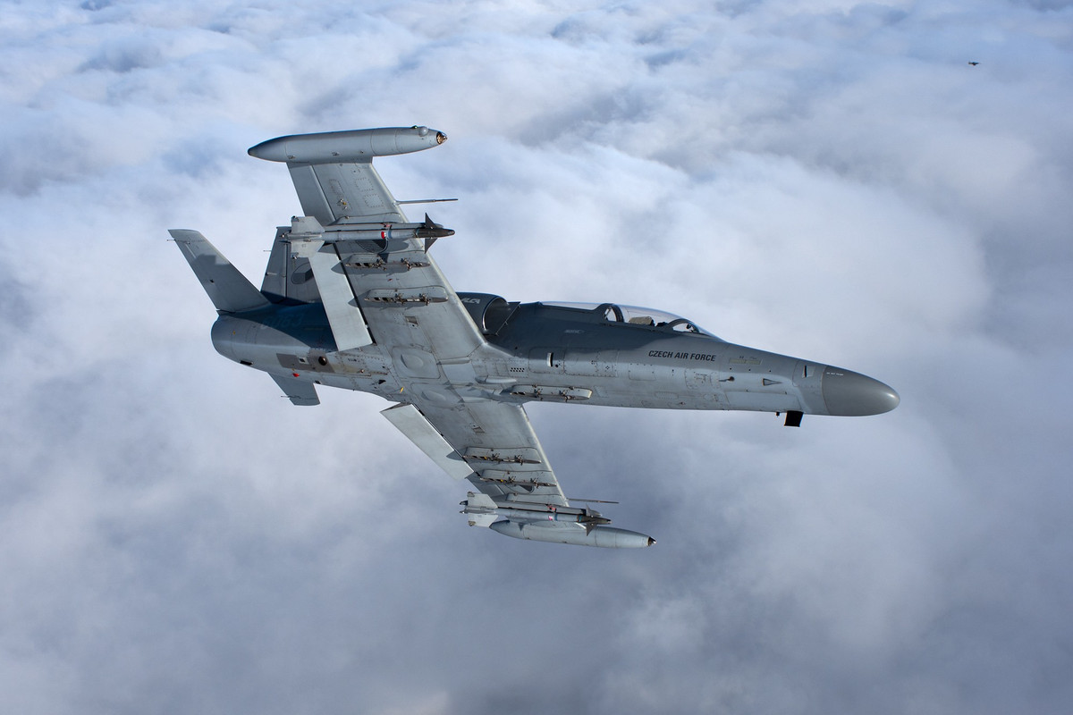 Máy bay có thể mang nhiều loại vũ khí như bom, rocket, tên lửa, pháo tự động gắn ngoài cánh.