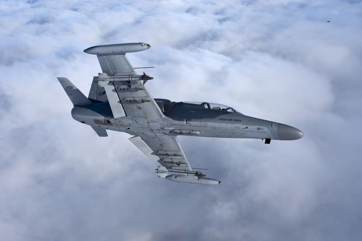 Máy bay có thể mang nhiều loại vũ khí như bom, rocket, tên lửa, pháo tự động gắn ngoài cánh.