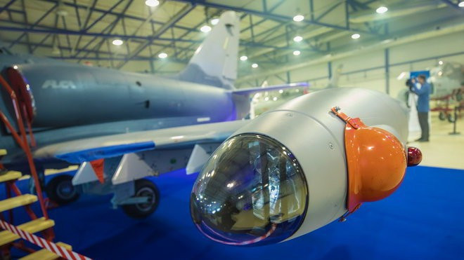 Loại máy bay này có lợi thế hơn so với những ứng viên khác khi sử dụng động cơ phản lực, cho tốc độ tối đa lên đến cận âm, tầm bay xa hơn, có khả năng mang radar ở mũi và có buồng lái bọc giáp.