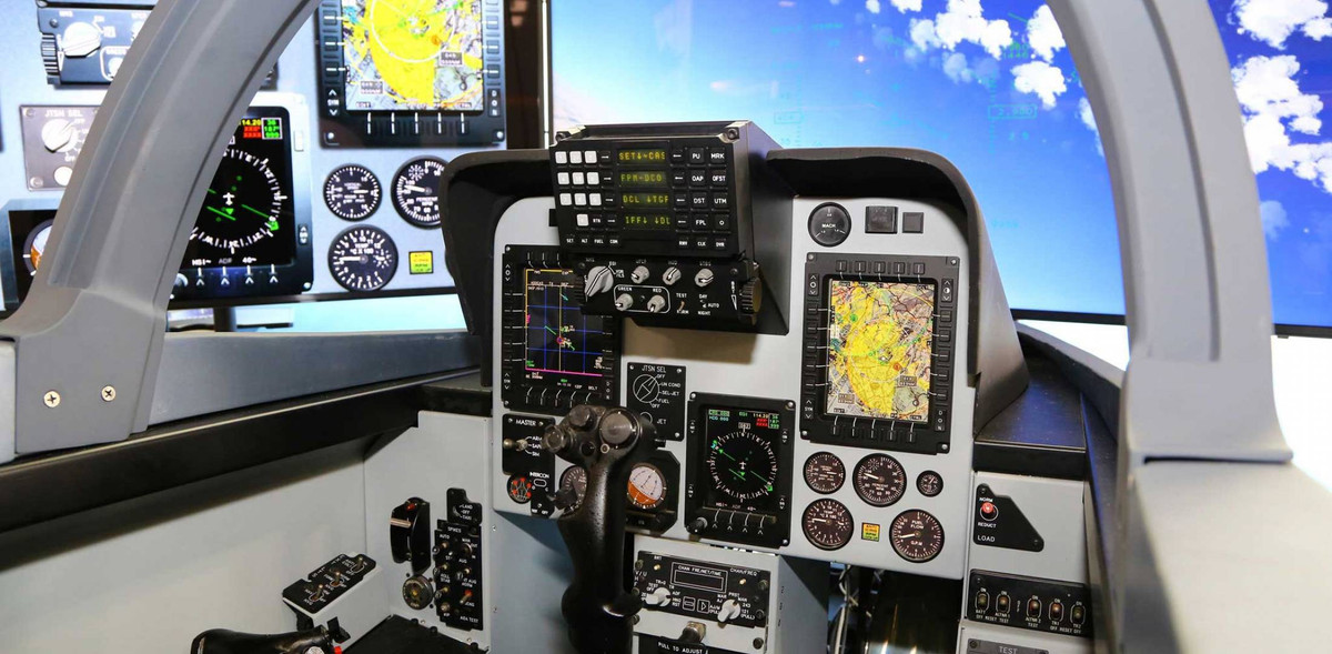 Hình ảnh buồng lái được thiết kế khá hiện đại. Chiến đấu cơ F/A-259 có chiều dài 12,7m, sải cánh 9,54m chiều cao 4,8m.