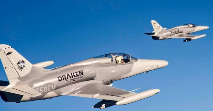 F/A-259 sử dụng radar mảng pha chủ động và hệ thống chỉ thị mục tiêu gắn trên mũ phi công do tập đoàn IAI chế tạo.