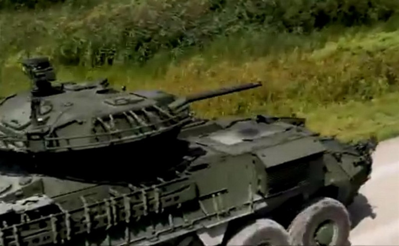 Hình ảnh được công bố sau khi lực lượng Lục quân Mỹ đã bắt đầu được tiếp nhận những xe chiến đấu Stryker đầu tiên được trang bị khẩu pháo cỡ lớn 30mm cùng với đó tốc độ bắn cũng được tăng đáng kể. Mục đích trang bị trọng pháo cho Stryker được Mỹ tiết lộ đó là đối phó với các xe chiến đấu tương đương của Nga.