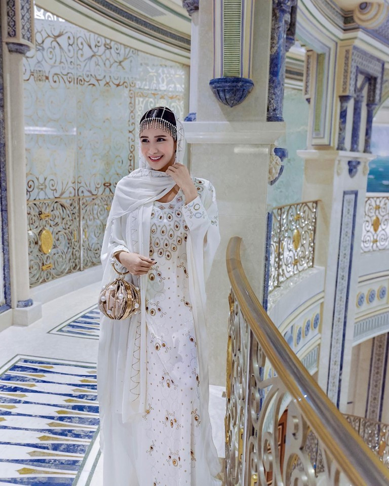 Sau đó, cô đã mở một thương hiệu mỹ phẩm tư nhân và bắt đầu sự nghiệp kinh doanh của mình. Bên cạnh mỹ phẩm, Jamie Chua khá mát tay trong lĩnh vực địa ốc, bất động sản.