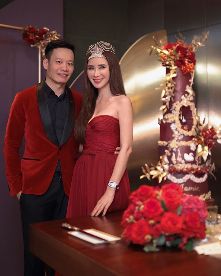 Bạn trai mặc đồ cùng tông màu với Jamie Chua.