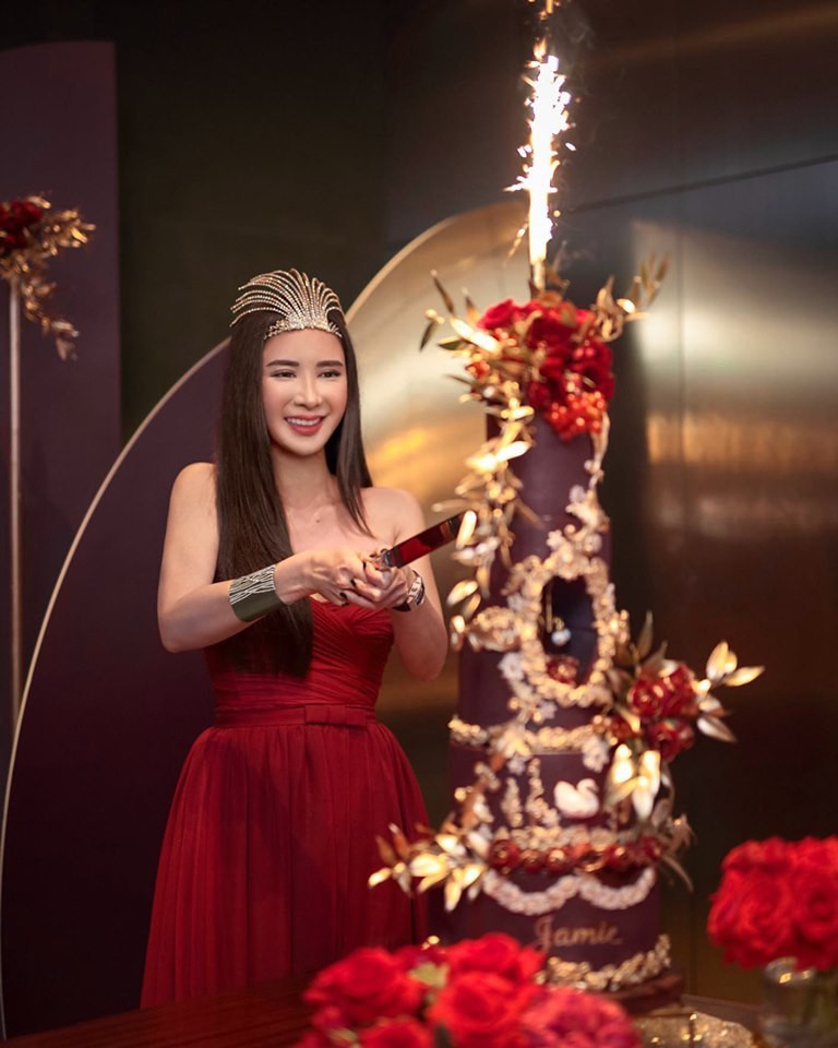 Nụ cười rạng rỡ của nữ đại gia khi cắt bánh gato.