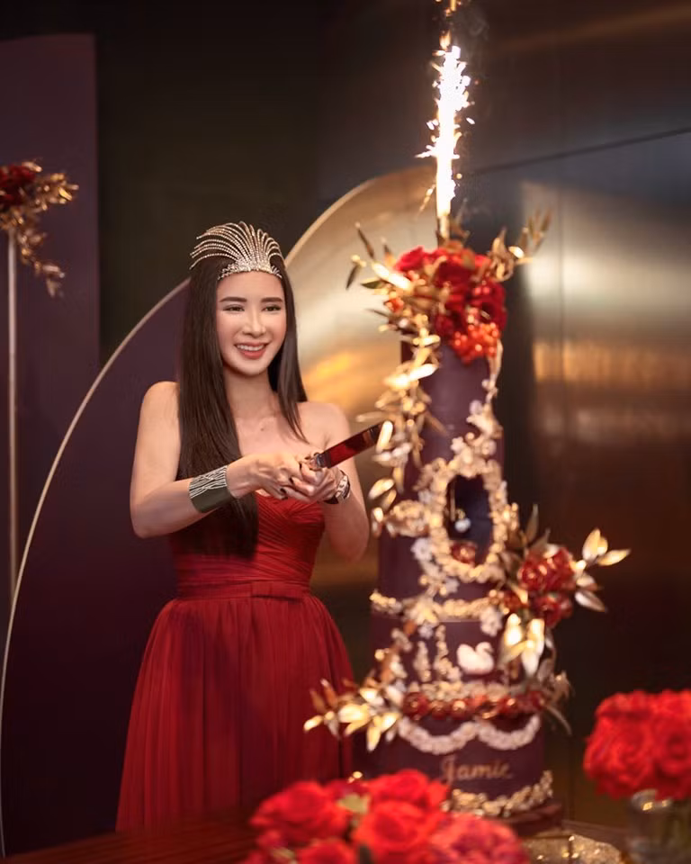 Nụ cười rạng rỡ của nữ đại gia khi cắt bánh gato.