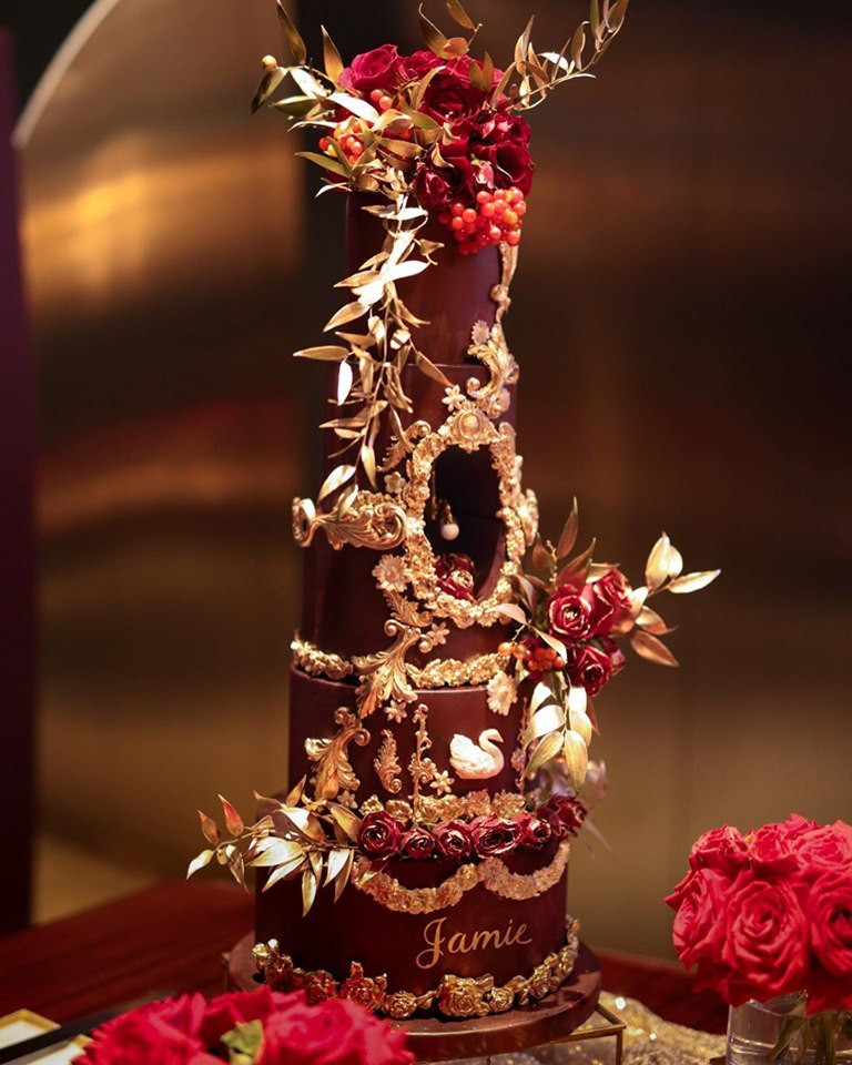 Chiếc bánh sinh nhật cầu kỳ, sử dụng vàng dát lên từng bông hoa, chiếc lá, được thợ làm bánh chế tác tỉ mỉ suốt nhiều giờ đồng hồ.