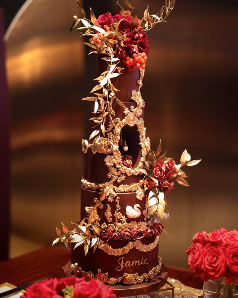 Chiếc bánh sinh nhật cầu kỳ, sử dụng vàng dát lên từng bông hoa, chiếc lá, được thợ làm bánh chế tác tỉ mỉ suốt nhiều giờ đồng hồ.