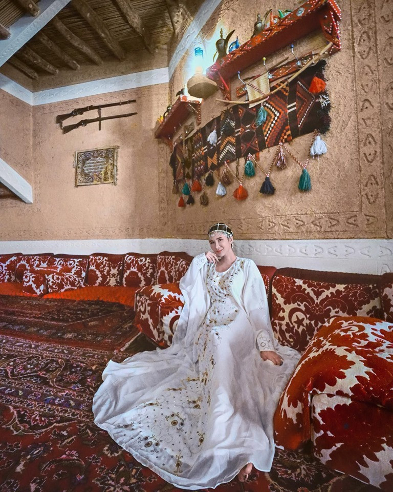 Cô từng là tiếp viên hàng không của hãng Singapore Airlines trước khi kết hôn cùng đại gia Nurdian Cuaca người Indonesia. Cả hai sống hạnh phúc bên nhau 15 năm. Jamie Chua sinh cho chồng 2 người con, 1 trai, 1 gái.