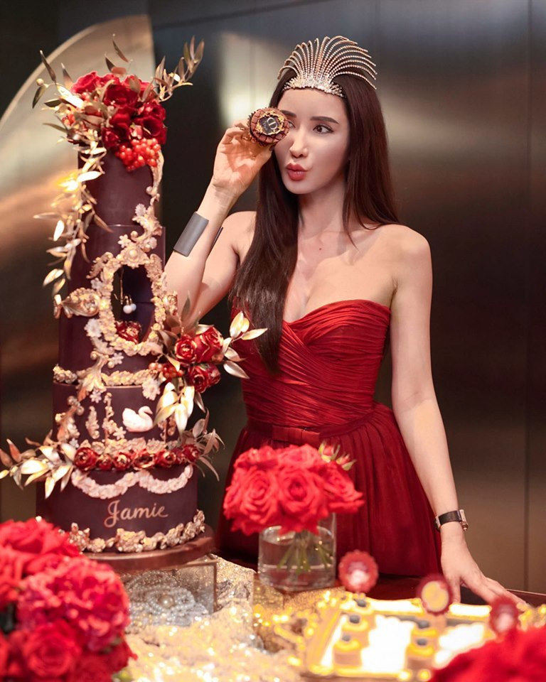 Mới đây, mỹ nhân sinh năm 1975 tiếp tục gây sốc khi tổ chức bữa tiệc sinh nhật dát vàng bên những người bạn.