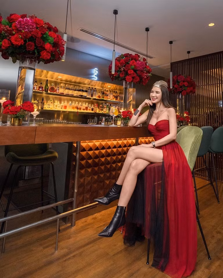 Không gian bữa tiệc được trang trí màu đỏ nhưng các vật dụng, đồ ăn... đều được dát vàng.