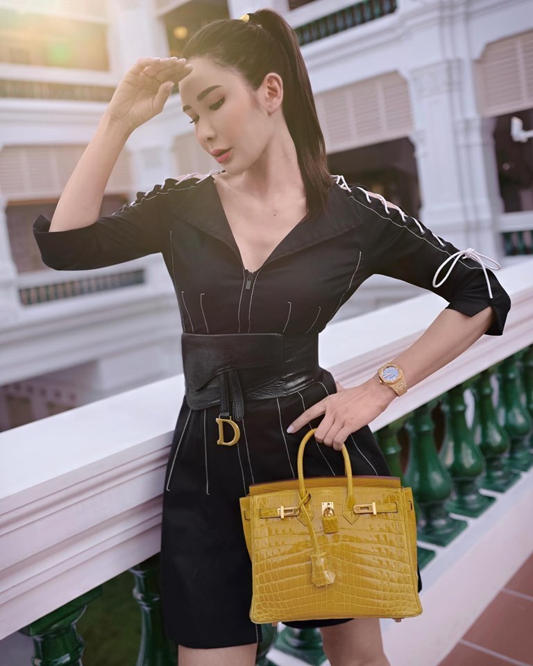 Sau đó, chồng Jamie Chua ngoại tình và bắt đầu lén lút chuyển nhượng số tài sản thành riêng tư sau lưng cô. Jamie Chua liền nộp đơn lên tòa án để đóng băng tài sản trị giá 93,2 triệu đô la Singapore. Năm 2011, hai người chính thức ly hôn.