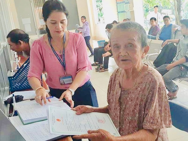 Ba cu ngu gam cau Sai Gon tu nho, 82 tuoi duoc lam giay khai sinh