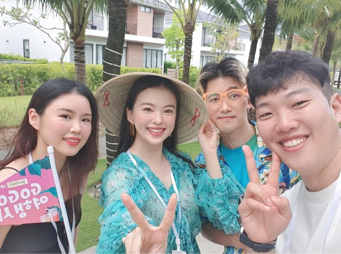 Cô cùng ê kip thực hiện một vài chương trình tại đây.