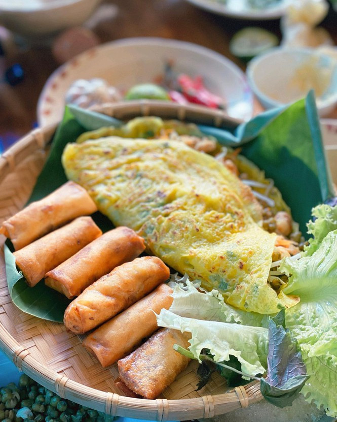 Người đẹp thử sức làm nhiều món ăn và còn viết bằng tiếng Việt: "Đây là chả giò và bánh xèo mình tự nấu! Trông ngon không nhỉ?"