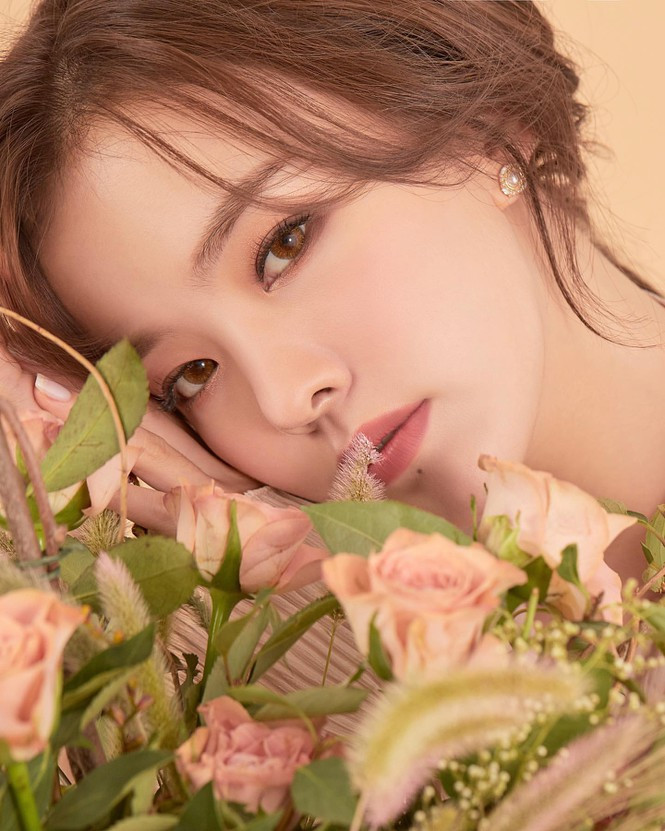 Nàng thơ 9x cũng là gương mặt quảng cáo mỹ phẩm đắt sô.