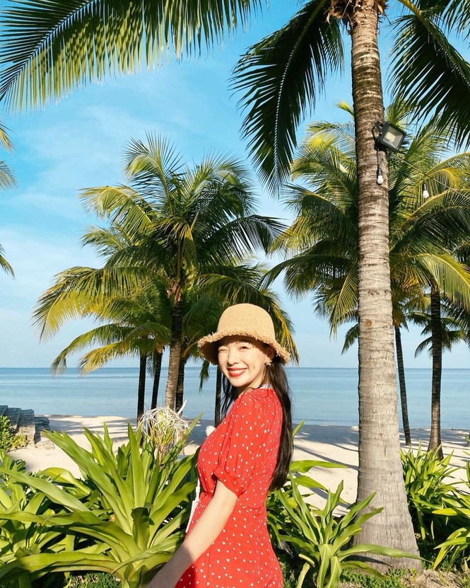 Lee Ha Neul chụp nhiều ảnh khi được đắm mình giữa thiên nhiên mây trời tuyệt đẹp ở Phú Quốc.