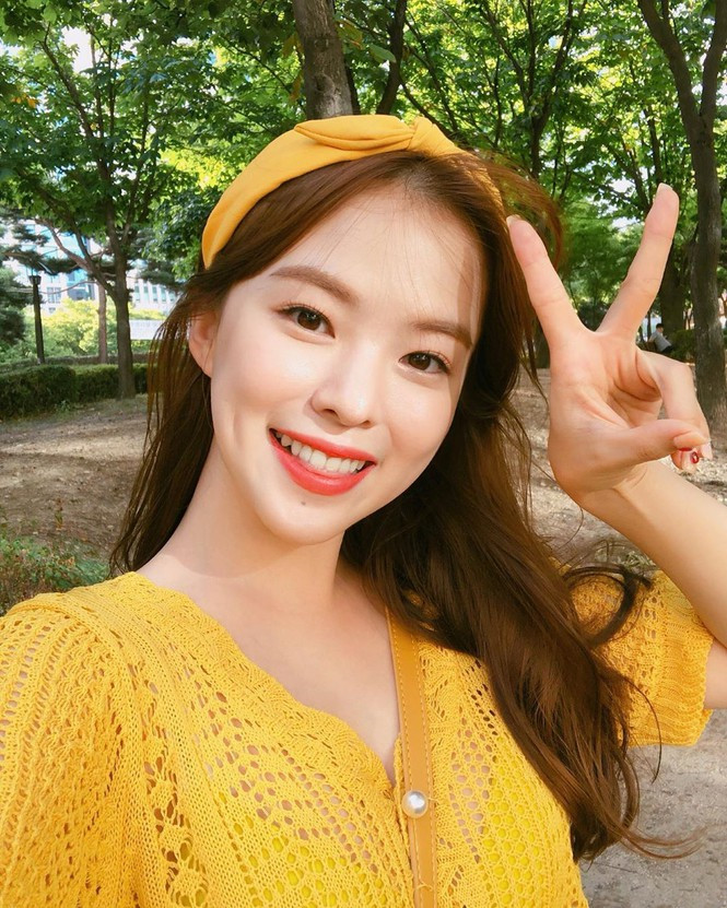 Lee Ha Neul sở hữu làn da trắng mịn và gương mặt baby ưa nhìn