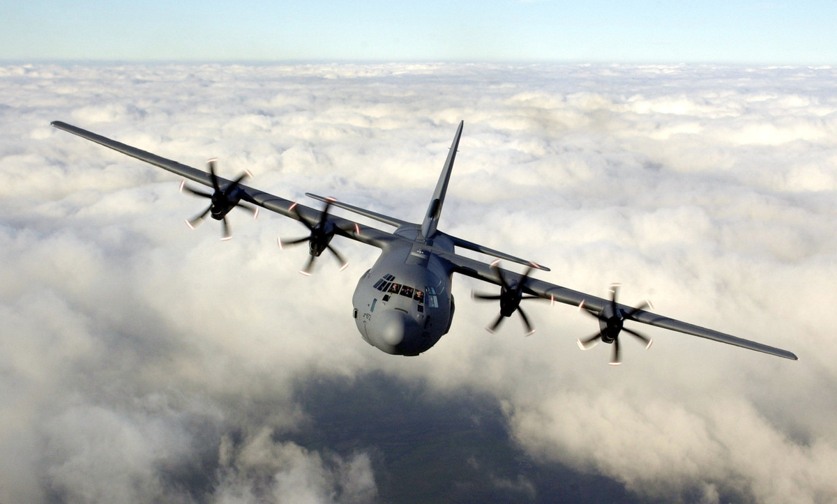 Thông số kỹ thuật cơ bản của C-130J Super Hercules: Kíp lái 3 người; chiều dài 29,8 m; sải cánh 40,4 m; chiều cao 11,8 m; trọng lượng rỗng 34.274 kg, trọng lượng cất cánh tối đa 70.305 kg; tải trọng lớn nhất 20.000 kg hoặc 92 lính dù.