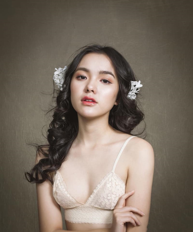 Cô nàng sinh năm 2001 sớm theo đuổi phong cách trưởng thành, gợi cảm. Trên trang cá nhân, 10X thường khoe ảnh diện đồ sexy, thả dáng với bikini. Cô nàng thông thạo 4 thứ tiếng hiện theo học Học viện Báo chí Tuyên truyền.