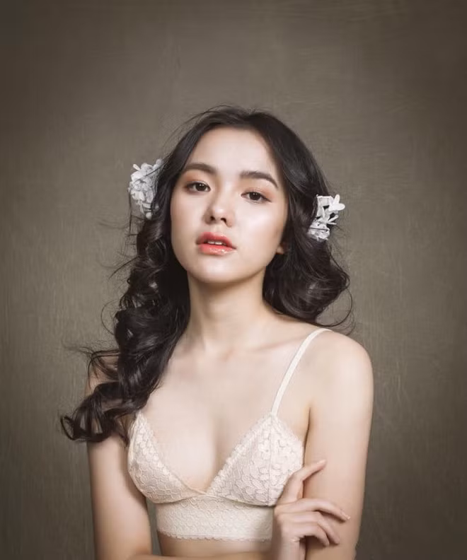 Cô nàng sinh năm 2001 sớm theo đuổi phong cách trưởng thành, gợi cảm. Trên trang cá nhân, 10X thường khoe ảnh diện đồ sexy, thả dáng với bikini. Cô nàng thông thạo 4 thứ tiếng hiện theo học Học viện Báo chí Tuyên truyền.