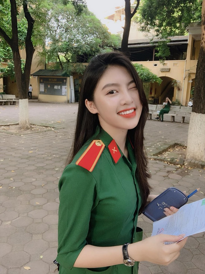 Bên cạnh việc học chuyên ngành, Diệu Linh học song song văn hóa để hoàn thành chương trình cấp 3. Nhờ vẻ ngoài xinh xắn cùng thân hình chuẩn, 10X hiện làm mẫu ảnh và tham gia diễn xuất trong một số phim ngắn.