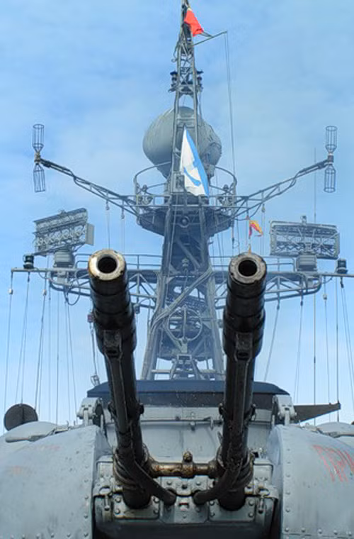 Tàu được trang bị hệ thống vũ khí phòng không hạng nhẹ với hai ụ pháo AK-230 CIWS được dẫn bắn bởi radar MR-104 Rys. Hai ụ này bố trí ở trước thượng tầng và sau đuôi. Nguồn ảnh: Bastion-kapenko