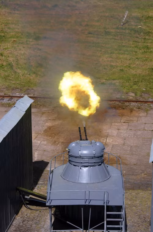 AK-230 được coi là hệ thống pháo cao tốc phòng thủ tầm gần (CIWS) thế hệ 1 của Liên Xô. Nó có thể đạt tốc độ bắn lên tới 2.000 phát/phút, tầm bắn hiệu quả mục tiêu trên không là 2,5-4km. Nó được dùng để chống tên lửa hành trình hoặc máy bay đối phương. Nguồn ảnh: Flotki