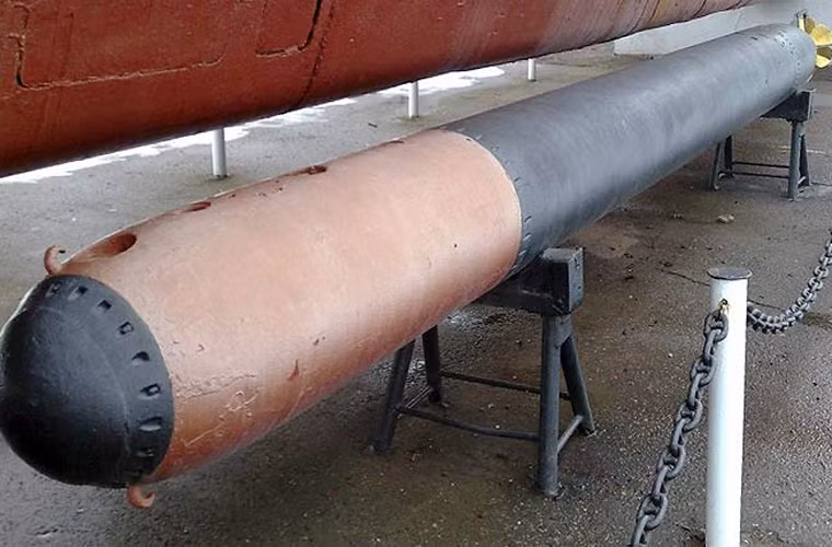 Trong ảnh là ngư lôi 53-56 với chiều dài 7,45m, nặng 1,9 tấn, trọng lượng phần chiến đấu 400kg, tầm bắn 8km (tốc độ 50 hải lý/h) hoặc 13km (tốc độ 40 hải lý/h). Ngư lôi được trang bị hệ thống tự dò mục tiêu thụ động tìm nguồn âm thanh phát ra từ tàu địch. Nguồn ảnh: Truyền hình Hải quân