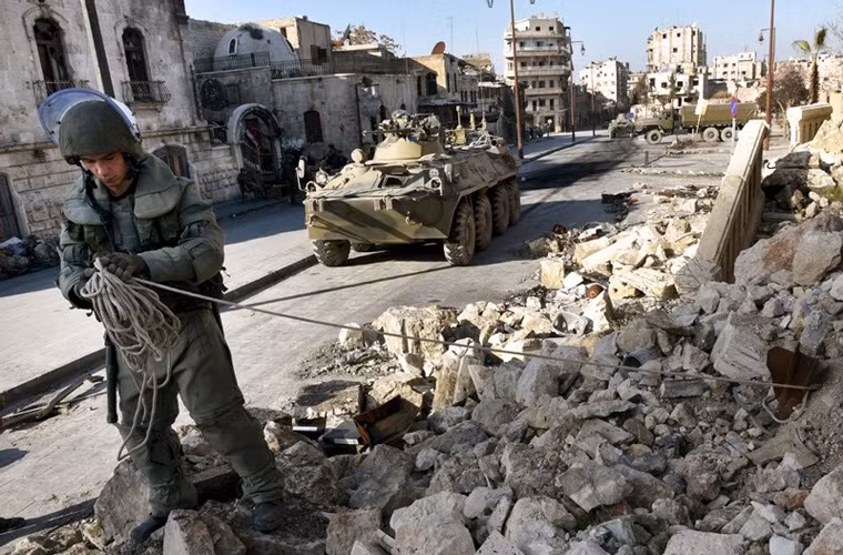 Vì tình hình an ninh phức tạp ở Aleppo mà luôn có các xe bọc thép BTR-82A đi theo hộ tống lực lượng công binh. Nguồn ảnh: Arm-expo