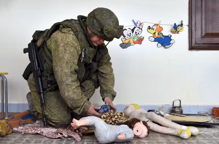 Ví dụ như những con búp bê vốn là đồ chơi của trẻ em nay bị biến thành những vũ khí sát thương khủng khiếp. Nguồn ảnh: Arm-expo