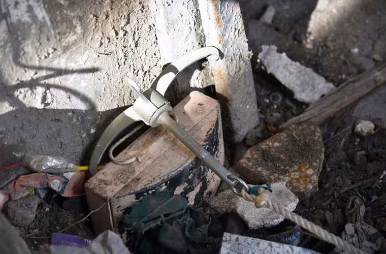 Một loại mìn được đặt góc đường với dây được căng ra – nếu bước qua chạm dây, mìn sẽ nổ. Nguồn ảnh: Arm-expo