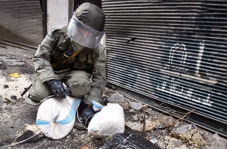 Ngay dưới những bao cát tưởng như vô hại này cũng chứa các quả lựu đạn. Nguồn ảnh: Arm-expo