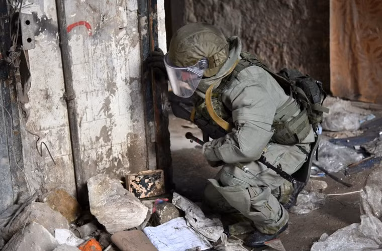 Công binh Nga đang gỡ một quả mìn của phiến quân tại thành Aleppo. Nguồn ảnh: Arm-expo