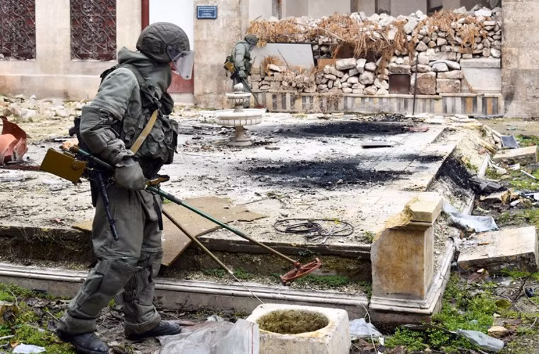 Trang bị cơ bản của binh sĩ là các thiết bị dò mìn cầm tay như thế này. Nguồn ảnh: Arm-expo