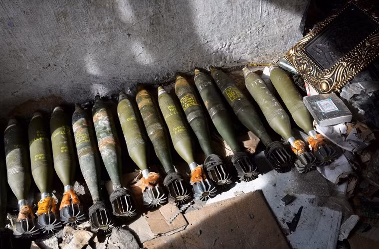Arm-expo vừa đăng tải loạt hình ảnh về công cuộc rà phá bom mìn, vật liệu nổ còn cài lại của các phe phái phiến quân sau khi rời khỏi thành Aleppo, Syria. Bên cạnh các loại bom, mìn tự chế với sức tàn phá ghê gớm thì đáng chú ý, thủ đoạn đặt bom, mìn của lực lượng phiến quân ở Syria cũng rất đáng sợ. Nguồn ảnh: Arm-expo