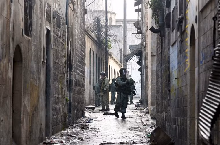 Lực lượng Công binh Nga đã phải huy động một số lượng khí tài rà phá cùng nhân lực lớn để gỡ hàng chục nghìn quả bom, mìn được gài lại sau khi phiến quân rút khỏi Aleppo. Nguồn ảnh: Arm-expo