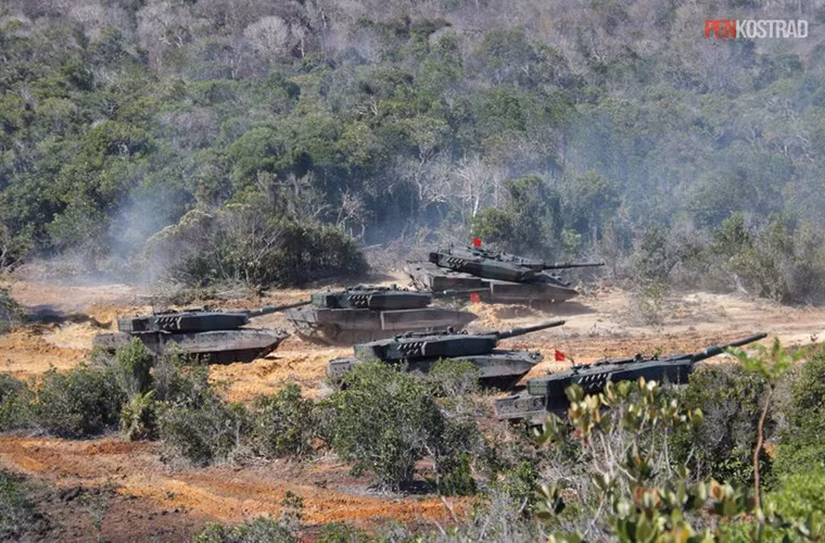 Báo chí Indonesia mới đây đăng tải hình ảnh đáng chú ý về một cuộc tập trận lớn của Quân đội Indonesia với sự tham gia của khoảng 10-20 xe tăng Leopard 2RI tối tân. Ảnh: “Bầy đàn” Leopard 2RI hành tiến. Nguồn ảnh: Penkostrad