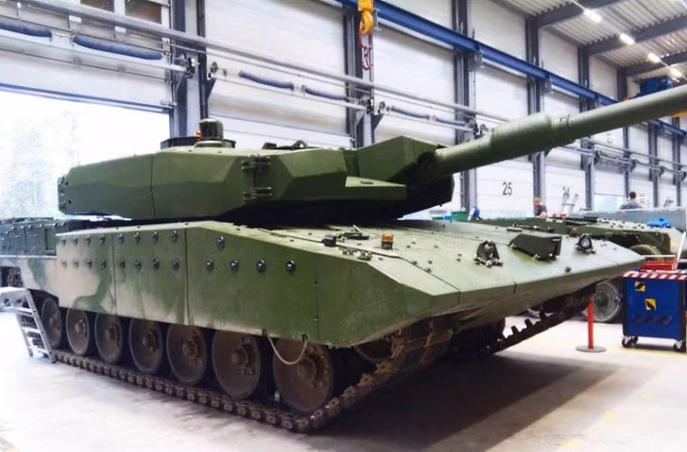 Xe tăng chủ lực Leopard 2RI nhìn hầm hồ hơn hẳn so với mẫu Leopard 2A4 nhờ được trang bị thêm gói giáp tăng cường AMAP sử dụng vật liệu nano-gốm sứ, titan và hợp kim thép. AMAP cung cấp mức bảo vệ cao trước mọi kẻ thù nguy hiểm. Nó được đánh giá hữu hiệu trong chống các vụ tấn công bằng súng RPG hoặc thiết bị nổ tự tạo IED. Nguồn ảnh: Below the turret ring