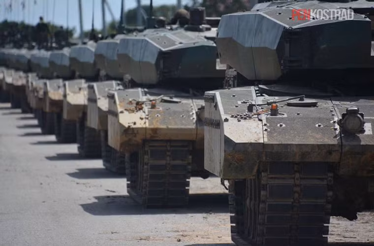 Leopard 2RI là phiên bản hiện đại nhất mà Indonesia nhận được từ Đức theo hợp đồng trị giá 287 triệu USD ký với Đức mấy năm trước. Tổng cộng, Đức chuyển giao cho Indonesia 42 chiếc Leopard 2A4, 61 chiếc Leopard 2RI cùng 10 xe cứu kéo dựa trên khung gầm Leopard 2. Nguồn ảnh: Penkostrad