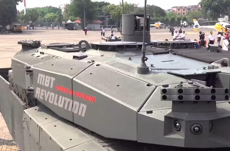 Ngoài module giáp AMAP, xe tăng Leopard 2RI còn được trang bị các ống phóng lựu đạn gây nhiễu ROSY có thể tạo màn khói che mù khí tài địch trong vòng 0,6 giây. Nguồn ảnh: Youtube