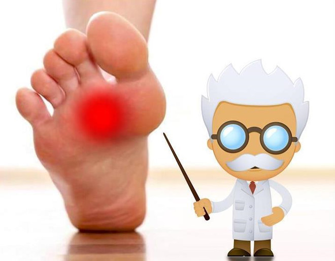 Chai chân nặng: Việc làm nhiệm vụ "gọng kìm" của bàn chân khi đi dép xỏ ngón có thể gây ra vết chai, đặc biệt là ở giữa ngón chân cái và ngón chân thứ hai. Đây là vị trí dây đeo của dép, khiến cho việc đeo dép trở nên đau đớn hơn.