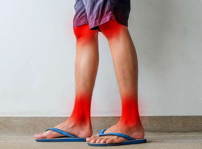 Tăng nguy cơ ngã: Khi đi dép xỏ ngón, bạn phải gập đầu gối và mắt cá chân nhiều hơn, dẫn đến biến dạng khi đi bộ và tăng nguy cơ vấp, té ngã.