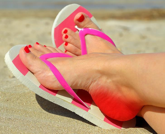 Tổn thương gót chân: Độ mỏng của đế dép xỏ ngón có thể gây áp lực đáng kể đối với gót chân với mỗi bước đi. Tác động lặp đi lặp lại này có thể gây đau dữ dội, đặc biệt là khi bạn đi chúng trong thời gian dài.